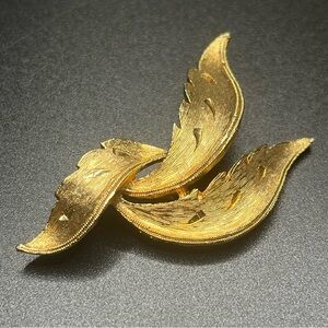 JJ gold tone feather brooch | vintage leaf pin | signed jj jewelry